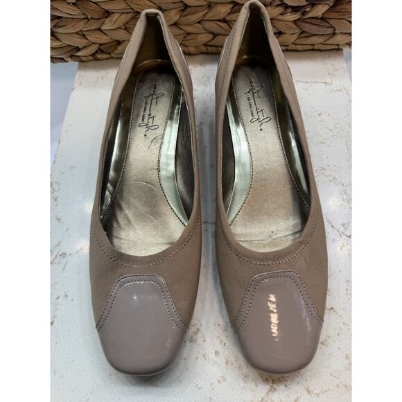 Soft Style Hush Puppies 10M Womens Pump Beige Defect Preowned - Picture 1 of 9
